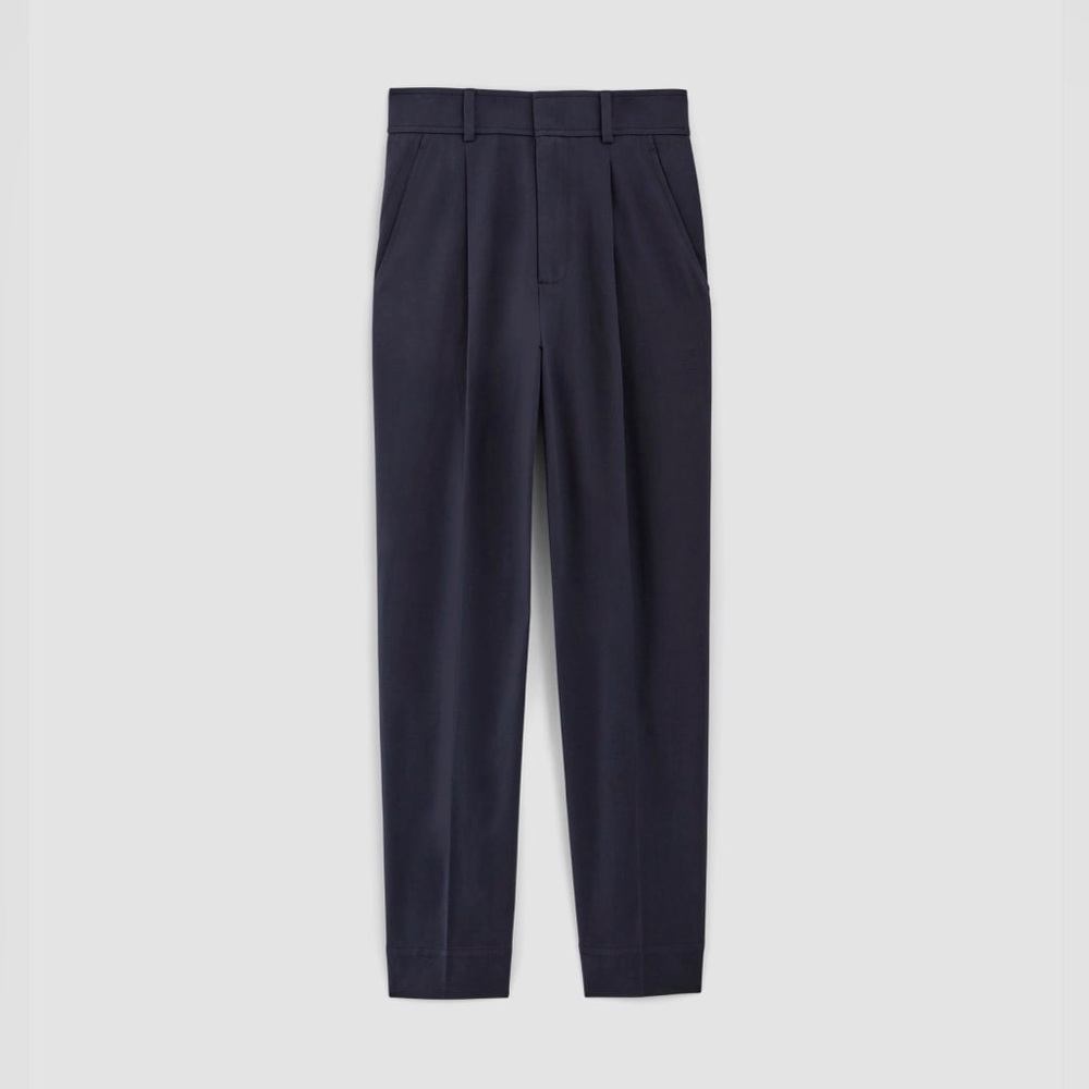 EVERLANE THE DRAPER TAPERED PANT IN BUTTERSMOOTH IN NAVY